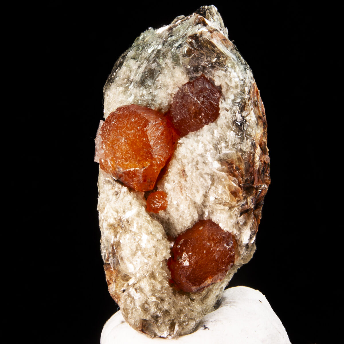 Spessartine Garnets in Muscovite