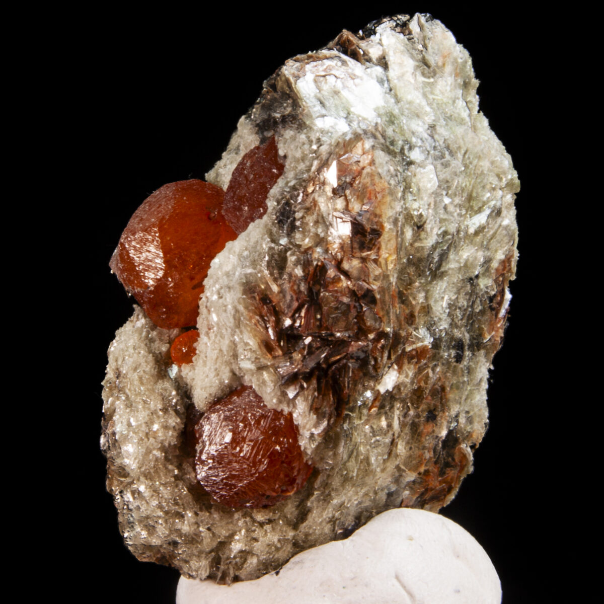 Spessartine Garnets in Muscovite