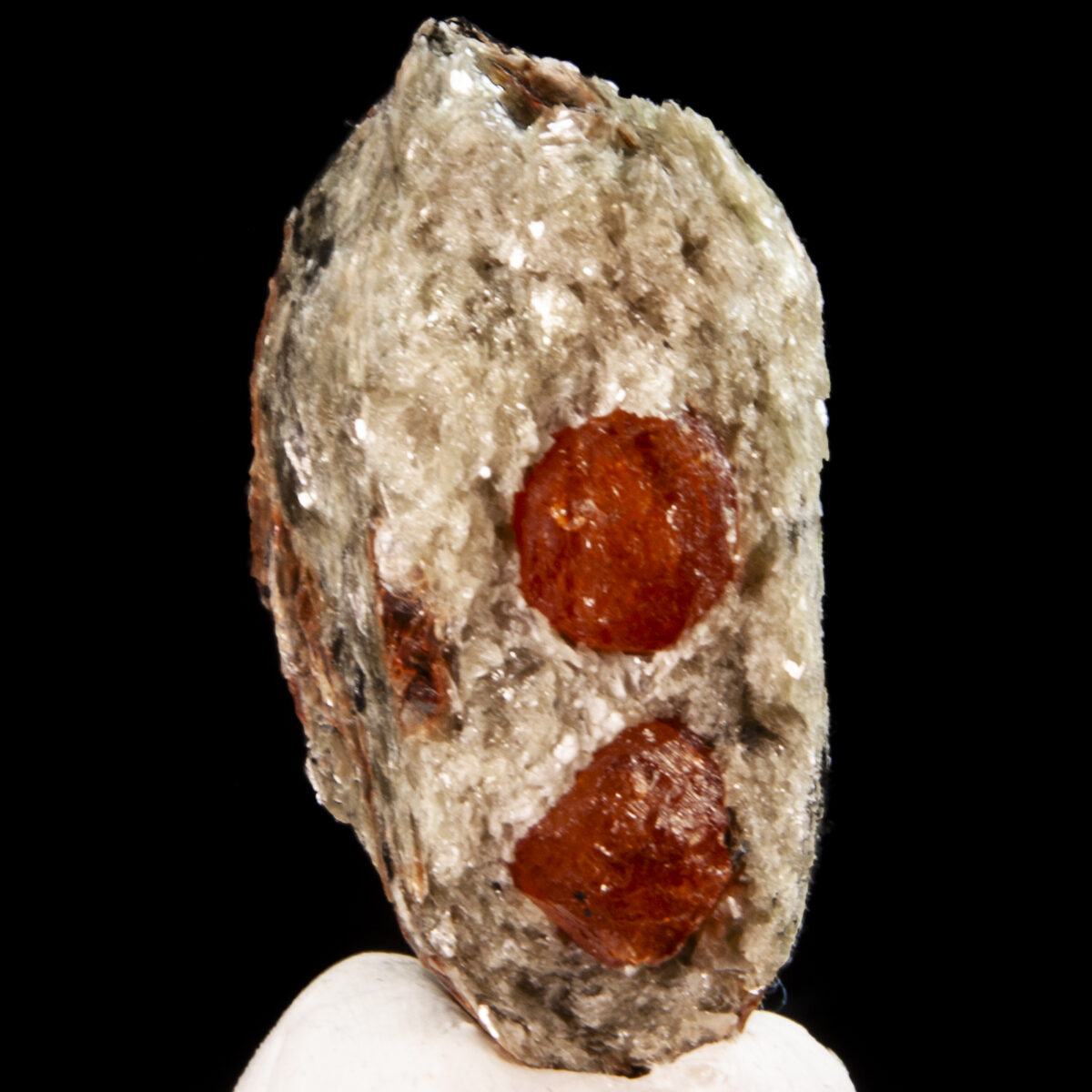 Spessartine Garnets in Muscovite