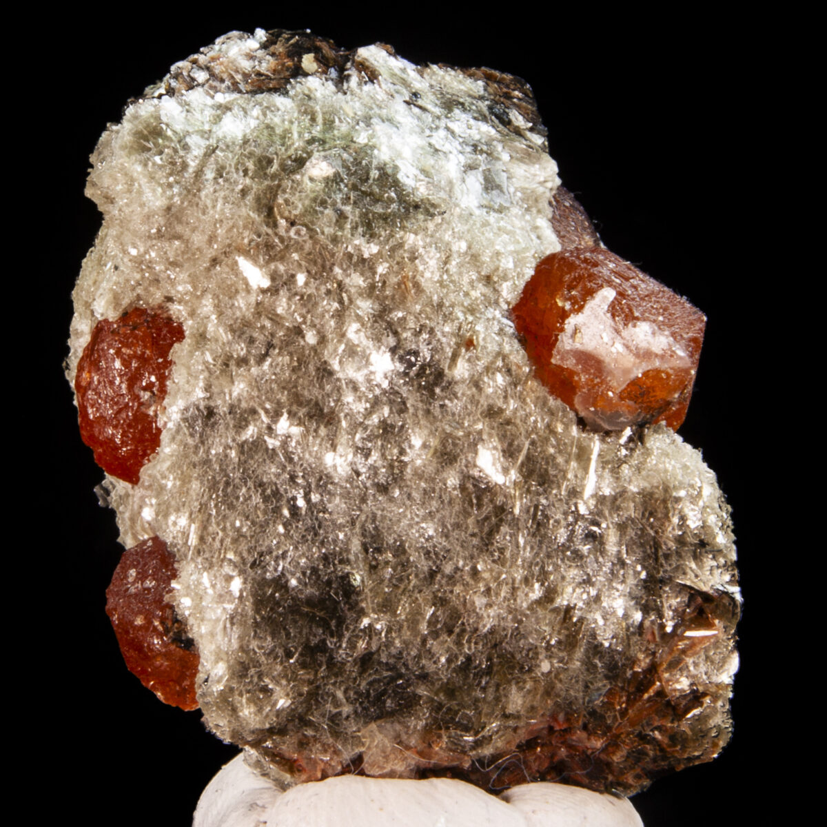 Spessartine Garnets in Muscovite